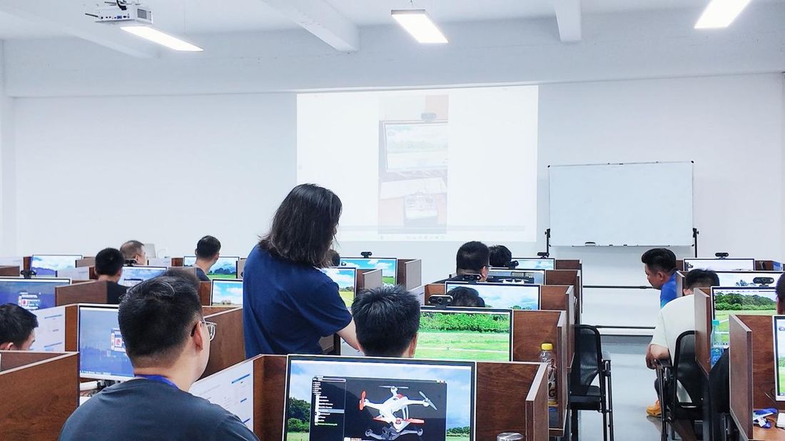 我中心积极配合中国民用航空局委派考官 本月执照考试圆满成功